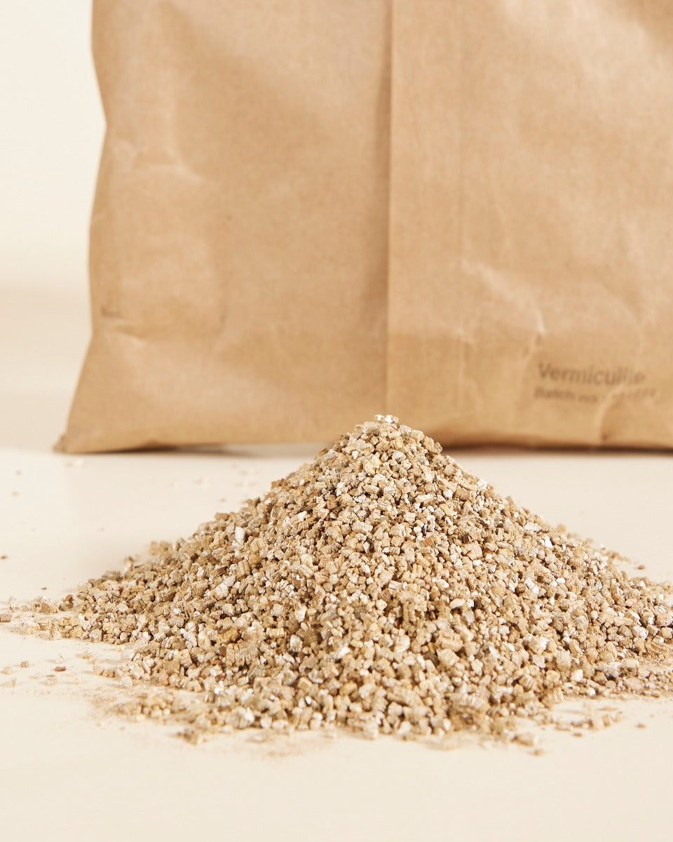 Vermiculite (1 Liter) – Premium Soil Enhancer for Healthy Plants -  Plant Circle.