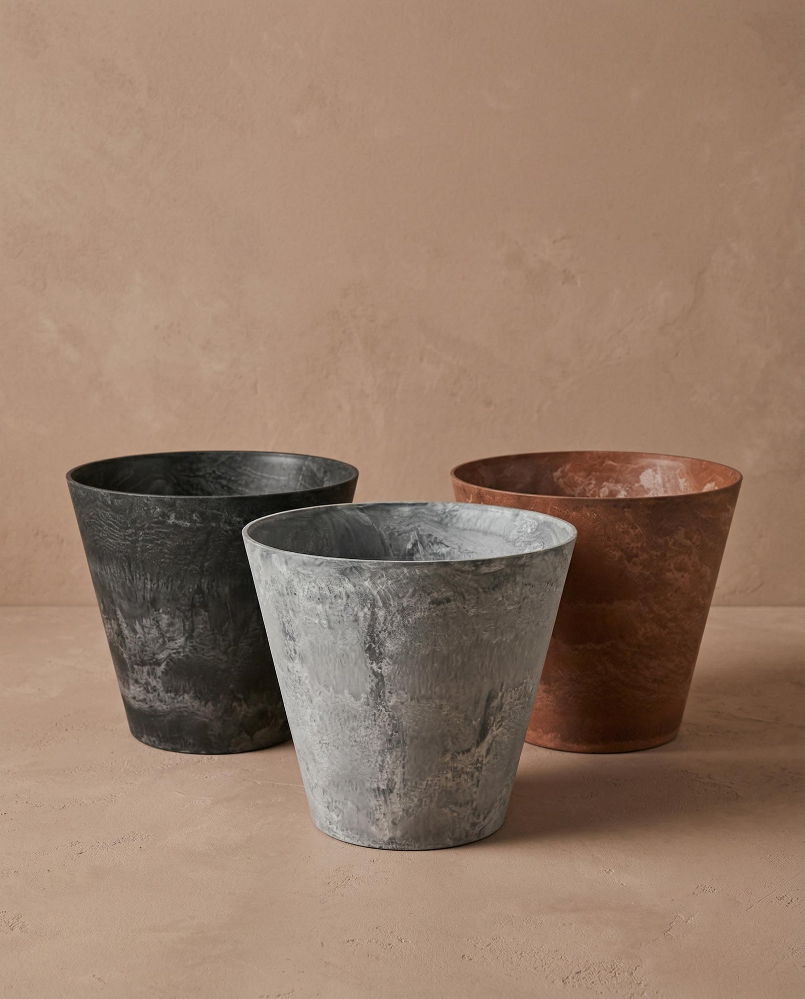 Artstone ‘Claire’ Planter Ø22cm – Outdoor Plant Pot with Drainage | Oak, Grey, Black